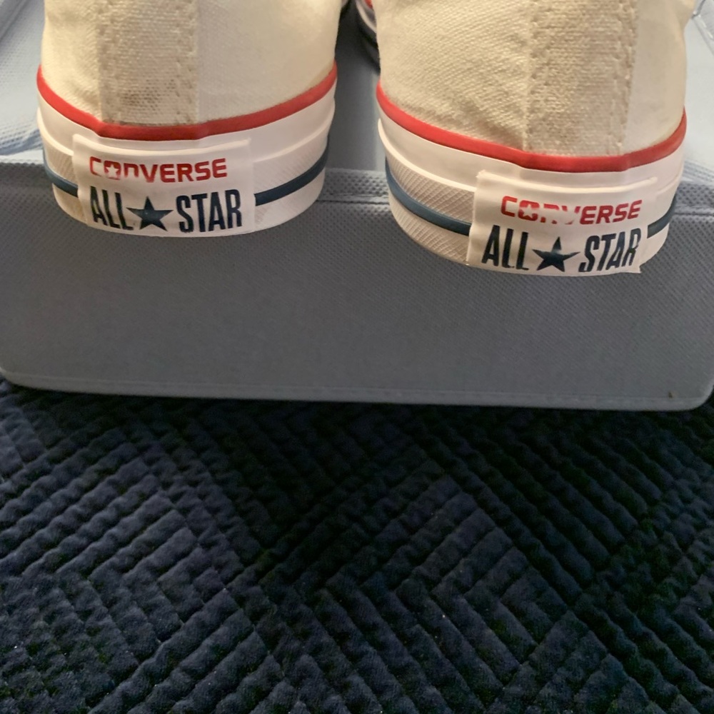 White ladies converse used in great condition